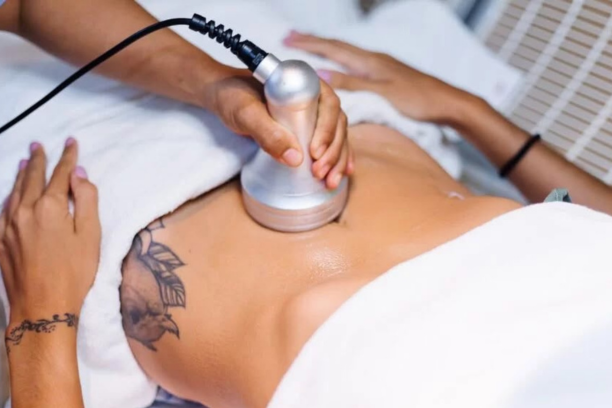 Body contouring and fat reduction session at Cosme Wellness